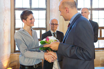 Ausgezeichnet mit dem Förderpreis für Interkulturelle Studien: Die Ethnologin Michaela Brosig nimmt die Glückwünsche des Jury-Vorsitzenden Professor Eckhard Nagel entgegen.