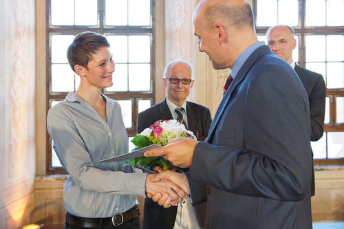 Ausgezeichnet mit dem Förderpreis für Interkulturelle Studien: Die Ethnologin Michaela Brosig nimmt die Glückwünsche des Jury-Vorsitzenden Professor Eckhard Nagel entgegen.