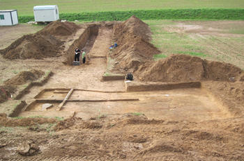 Teilübersicht der Ausgrabung am Leimbach bei Nordhausen: Im Vordergrund sind die flächigen archäologischen Grabungen zu sehen.