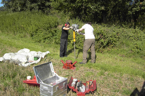 Sondierungsbohrung mittels geschlossener Rammkernsonde am westlichen Rand des Siedlungsplatzes:  Mit einem Benzinhammer wird die Rammkernsonde in das Sediment eingebracht.