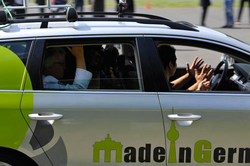 Bildungsministerin Schavan dreht eine Proberunde im selbststeuernden Auto.