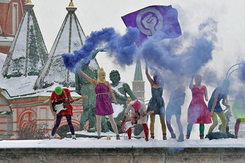 Spontan-Auftritt der Punkband Pussy Riot im Februar 2012 auf dem Roten Platz in Moskau: Nach der Festnahme von drei Bandmitgliedern im März kam es zu zahlreichen Debatten über Religion, Recht und Politik.