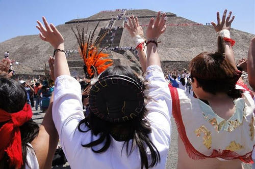 Eine Zeremonie in Teotihuacan, Mexiko, in Erwartung der Zeitenwende. Das Foto wurde am 21. März 2011 aufgenommen.