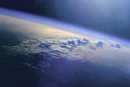 Die obere Grenze der Stratosphäre ist ungefähr 50 Kilometer von der Erdoberfläche entfernt.