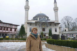 Talks with future imams: As part of her dissertation project Anne Schönfeld, shown here in front of the Şehitlik Mosque in Berlin-Neukölln, conducts interviews with students enrolled in the newly established study program in Islamic theology.