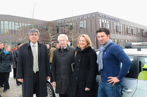 Vor dem autonomen Auto (v.l.n.r.): Prof. Dr. Raul Rojas (Freie Universität), Bezirksbürgermeister von Steglitz-Zehlendorf Norbert Kopp, Wirtschaftssenatorin Cornelia Yzer, Autonomos-Projektleiter Tinosch Ganjineh (Freie Universität)