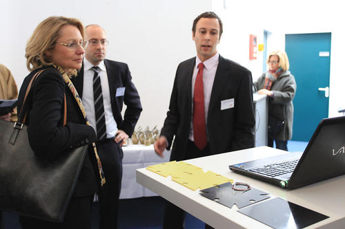Wirtschaftssenatorin Cornelia Yzer im Gespräch mit den Gründern Malte Zur (Mitte) und Fabian Grasse (rechts).