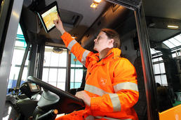 Every obstacle in view: A spin-off of Freie Universität, AutoNOMOS Systems has developed an intelligent camera system for Berlin’s city sanitation service, BSR, to assist drivers of garbage trucks when reversing.