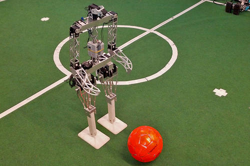Die "FUB-KIT"-Mannschaft ist ein deutsch-japanisches Team, das bei der Fußball-Roboter-Weltmeisterschaft antritt.