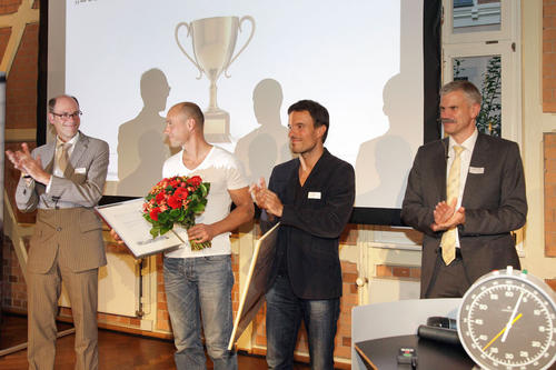 Siegerfreude: Stefan Arndt (2.v.l.) und Thomas Straßburg (2.v.r.) von der Lebepur GmbH werden von Prof. Dr. Peter-André Alt (Freie Universität) und Hans Jürgen Kulartz (Berliner Sparkasse) beglückwünscht.