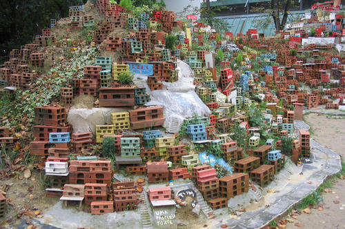 Miniatur aus Ziegeln und Recycling: Jugendliche aus den Favelas Rio de Janeiros bauten ihr Viertel nach. Literatur und Kunst der Favelas sind ein wichtiger Teil der brasilianischen Kulturszene (Morrinho-Projekt, Biennale Venedig, 2007)
