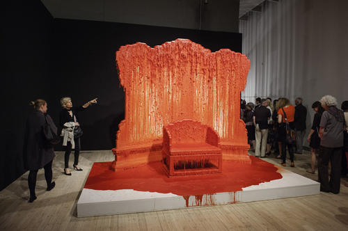 Im Rahmen der Ausstellung „Spiel der Throne“ der Probebühne 2 ist ein mit rotem Wachs übergossener Thron des chinesischen Künstlers Zhao Zhao zu sehen. "Waterfall" ist...