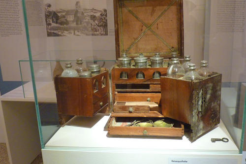 Reiseapotheke aus der Zeit zwischen 1775 bis 1800. Das Ausstellungsstück ist eine Leihgabe des Medizinhistorischen Instituts und Museums der Universität Zürich.