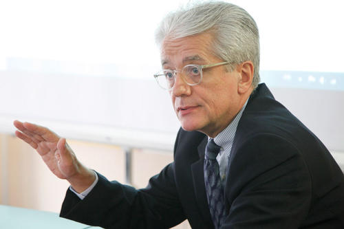 Pascal ist Direktor des Centre de Recherches politiques (CEVIPOF) am Institut d'Etudes Politiques (Sciences Po) in Paris.