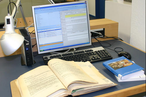Digital trifft analog: Der Lesesaal des Universitätsarchivs