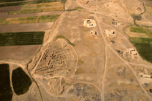 Die riesige Grabungsfläche rund um das Stadtgebiet von Dur-Katlummu im Nordosten Syriens.