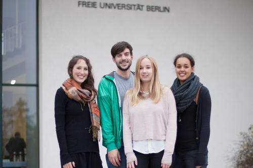 Erfolgreiche Gründer: Ninon Demuth, Gerrit Kürschner, Carolin Strehmel und Bontu Guschke hatten die Idee für das Kochbuch "Über den Tellerrand kochen".