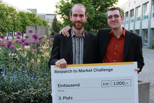 Platz Drei ging an den Doktoranden Benny B. Briesemeister (links, mit Professor Arthur Jacobs) für seine Idee eines mobilen neurowissenschaftlichen Marktforschungslabors.
