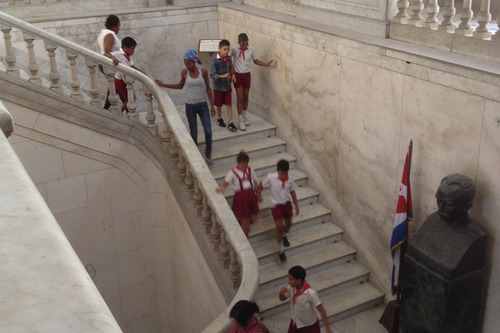 Kinder der Zeitgeschichte: Eine Schulklasse besucht das Museum der Revolution in Havanna, Kuba.