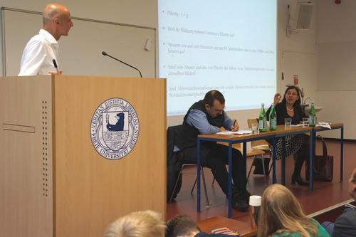 Prof. Dr. Giacomo Corneo (am Pult), Juniorprof. Theocharis Grigoriadis und Prof. Dr. Barbara Fritz.