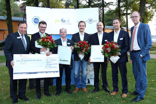 (von links): Die Finalisten Sam Dylan Moré, Emanuel Fleige, Malte Zur und Fabian Grasse. Michael Jänichen (1. v.l.) und Peter-André Alt (1. v.r.) zeichneten den Gründer der Dolosys GmbH, Jan Baars (2. v.l.), aus.