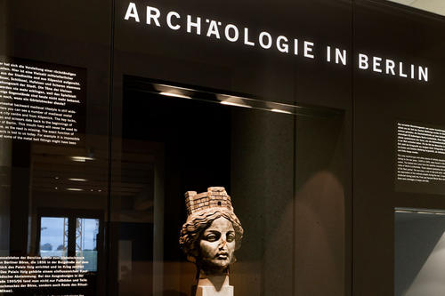 Die Kolossalstatue der Berolina, einst der Giebelschmuck der alten Berliner Börse in der Burgstraße in Berlin-Mitte, stammt aus dem Jahr 1856. Sie steht im Museum für Vor- und Frühgeschichte.