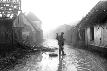 Soldat im Ersten Weltkrieg auf zerstörter Straße im französischen Etricourt.