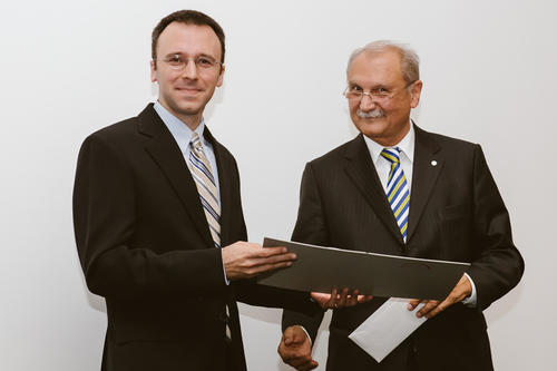 Preisträger Hans Jakob Wörner (l.) mit dem Kanzler der Freien Universität, Peter Lange.