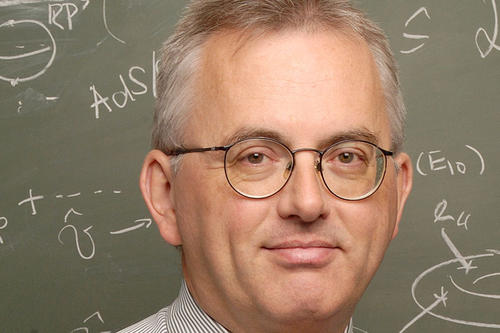 Hermann Nicolai ist Professor am Max-Planck-Institut für Gravitationsphysik (Albert-Einstein-Institut) in Potsdam-Golm. Er hält die 14. Einstein Lecture an der Freien Universität Berlin.