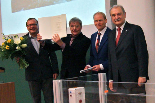 Nimmt die Ehrendoktorwürde entgegen: Physikprofessor Dr. Wolfgang Junge (2. v. l.) mit Kanzler Peter Lange (ganz rechts), Dekan Prof. Dr. Robert Bittl (2. v. r.) und Prof. Dr. Joachim Heberle (l.) vom Institut für experimentelle Physik.