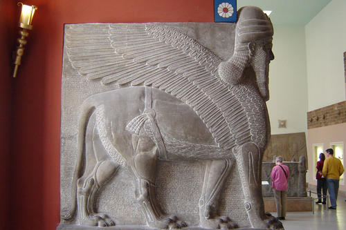 Das Relief einer Torhüterfigur im Pergamon-Museum Berlin, wie sie in Ninive zerstört worden ist.