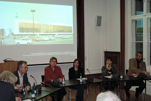 Prof. Reinhard Bernbeck (ganz links) moderierte mit Carolin Jauss (3.v.r.). 2.v.l.: Prof. Dominik Bonatz, Dr. Margarete van Ess (3.v.l.), Prof. Wendy Shaw (2.v.r.) und Wassim Alrez, syrischer Dozent an der Freien Universität.