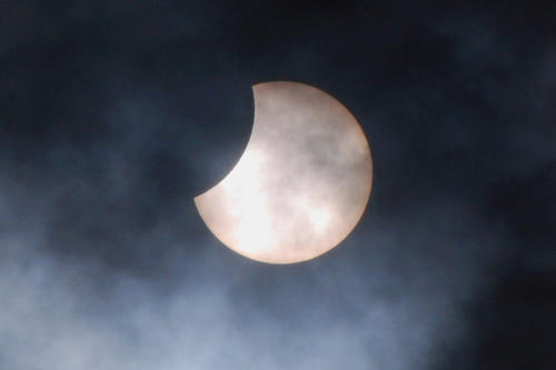 Nicht verpassen: Die nächste partielle Sonnenfinsternis wird sich in Deutschland erst wieder 2026 ereignen.
