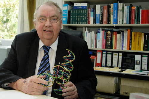 Der Biochemiker Prof. Volker A. Erdmann ist der erste Preisträger der Freien Universität im Jahr 1987. Er wurde zusammen mit seinem Kollegen Prof. Wolfram Saenger ausgezeichnet.