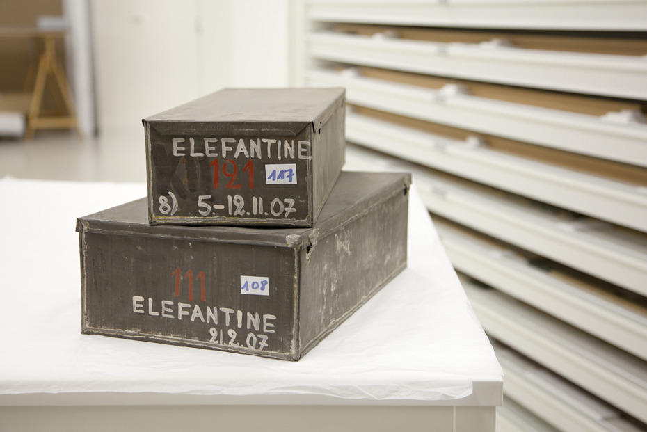 Die Elephantine-Fundkisten von 1907 enthalten aramäische Papyri, die im Rahmen des Projekts „Localizing 4000 Years of Cultural History. Texts and Scripts from Elephantine Island in Egypt“ untersucht werden sollen.