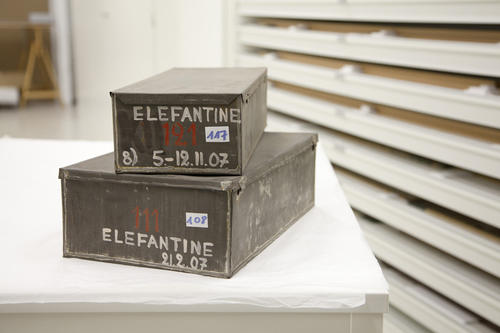 Die Elephantine-Fundkisten von 1907 enthalten aramäische Papyri, die im Rahmen des Projekts „Localizing 4000 Years of Cultural History. Texts and Scripts from Elephantine Island in Egypt“ untersucht werden sollen.