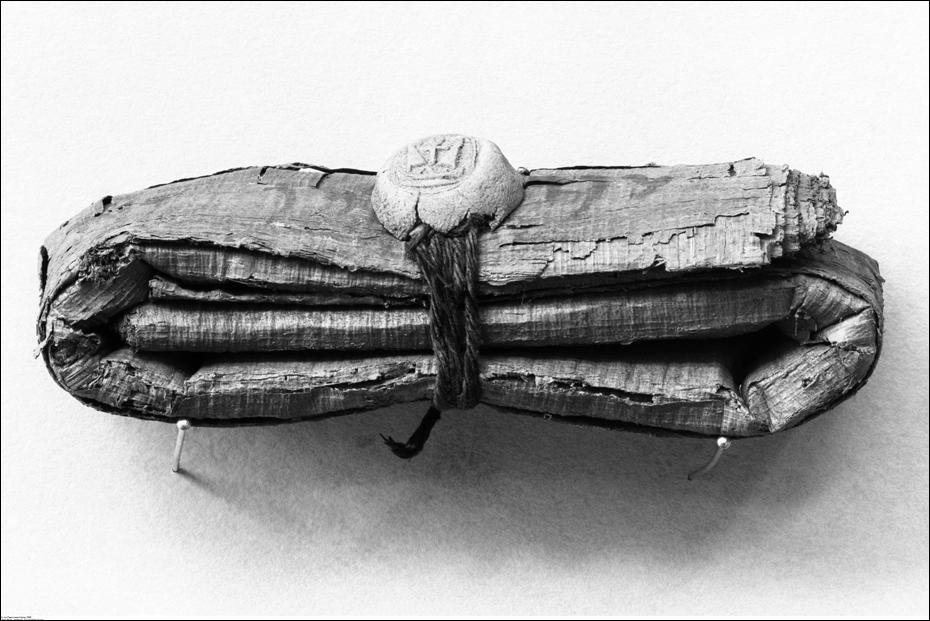 Die meisten Papyri sind zusammengefaltet oder gerollt und lassen sich nur schwer öffnen. Heinz-Eberhard Mahnke hat einen Weg gefunden, die Schrift dennoch sichtbar zu machen.