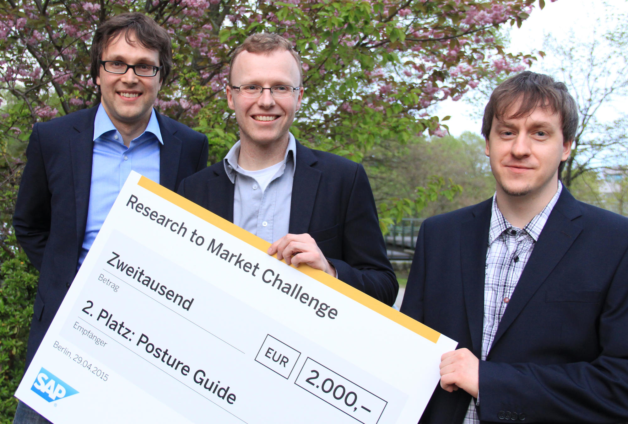 Norman Dziengel, Martin Seiffert und Marco Ziegert (v.l.) vom Team „PostureGuide“ wollen mit einem speziellen T-Shirt Fehlhaltungen bei Pflegekräften vermeiden helfen.