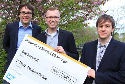 Norman Dziengel, Martin Seiffert und Marco Ziegert (v.l.) vom Team „PostureGuide“ wollen mit einem speziellen T-Shirt Fehlhaltungen bei Pflegekräften vermeiden helfen.