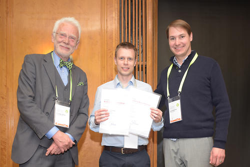 Für die Gesundheitswirtschaft: Jürgen Zöllner, Kuratoriumsvorsitzender der Freien Universität, überreichte beim Charité Entrepreneurship Summit den 1. Preis an Jonas Dimroth – mit John Harthorne, Vorstandsmitglied bei „Mass Challenge“.