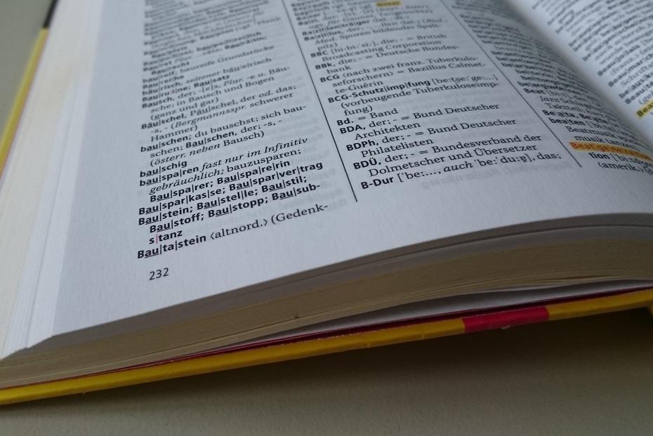 Ein Blick in den Duden hilft bei Fragen zur Orthografie und Grammatik. Nicht in allen Fällen aber ist eine eindeutige Einteilung in grammatische Kategorien möglich.