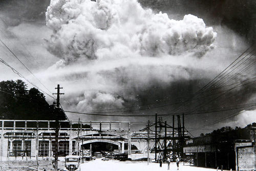 Der Atompilz über der japanischen Stadt Nagasaki am 9. August 1945 von einem Außenbezirk aus gesehen.