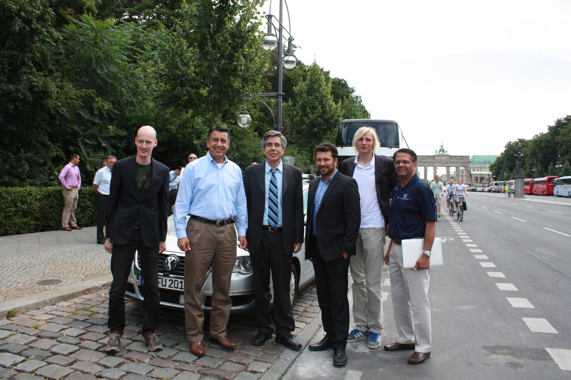 Brian Sandoval, Gouverneur des US-Bundesstaates Nevada (2. v.l.), war zu Gast in Berlin. Professor Raúl Rojas (3.v.r.) und Mitarbeiter der Arbeitsgruppe "Intelligente Systeme und Robotik" präsentierten ihre Forschung.