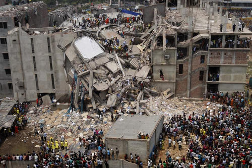 April 2013: Bei dem schwersten Unglück in der Geschichte der Textil- und Bekleidungsindustrie starben mehr als 1100 Menschen, 2400 wurden verletzt.