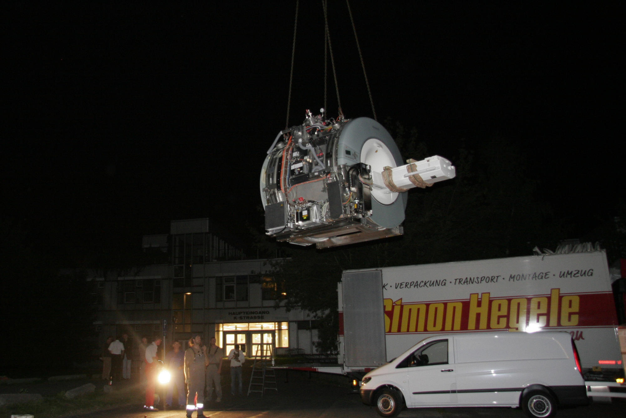 Aufgrund seiner Größe musste das MRT-Gerät 2009 durch das Dach in das neue Gebäude gehoben werden.