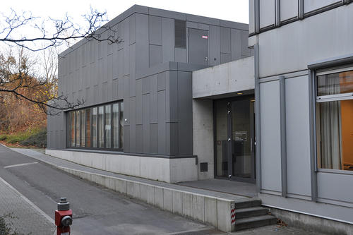 In diesem Gebäude am Ende der Silberlaube befindet sich ein Teil der Labore der CCNB.