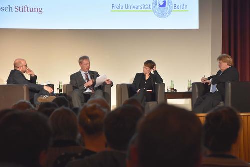 M. Sarrazin (Europapolitischer Sprecher Bündnis 90/ Die Grünen), Prof. C. Calliess (Europarechtler an der Freien Universität), V. Kupsch (Mitgründerin des Think Tanks „European Democracy Lab“) und E. Brok (Mitglied im Europäischen Parlament).
