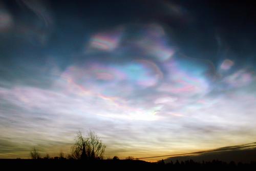 Eine polare Stratosphärenwolke in Norwegen. Diese Wolkenart wird auch Perlmuttwolken genannt und tritt in der Stratosphäre in Höhen über 20 km auf.
