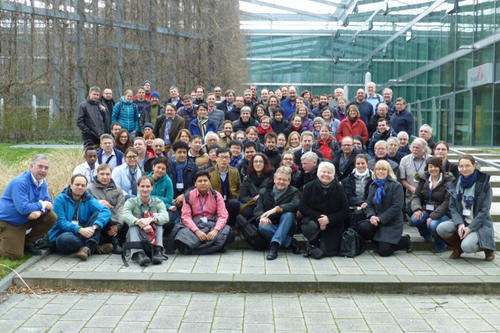 Die Teilnehmer vor dem Seminaris Campus-Konferenz-Center, in dem der Workshop stattgefunden hat.
