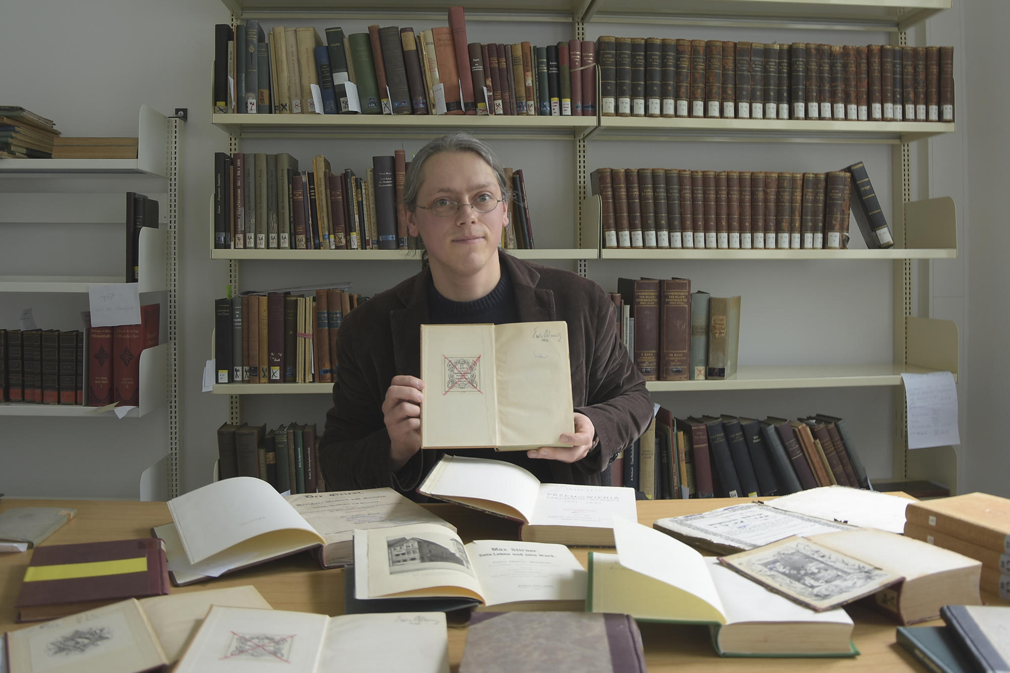 Ringo Narewski leitet an der Freien Universität die Stabsstelle NS-Raub- und Beutegut. Die Universitätsbibliothek in Dahlem bemüht sich seit 2013 im Rahmen ihrer NS-Raub- und Beutegutforschung um eine stärkere Vernetzung der Projekte in der Region.